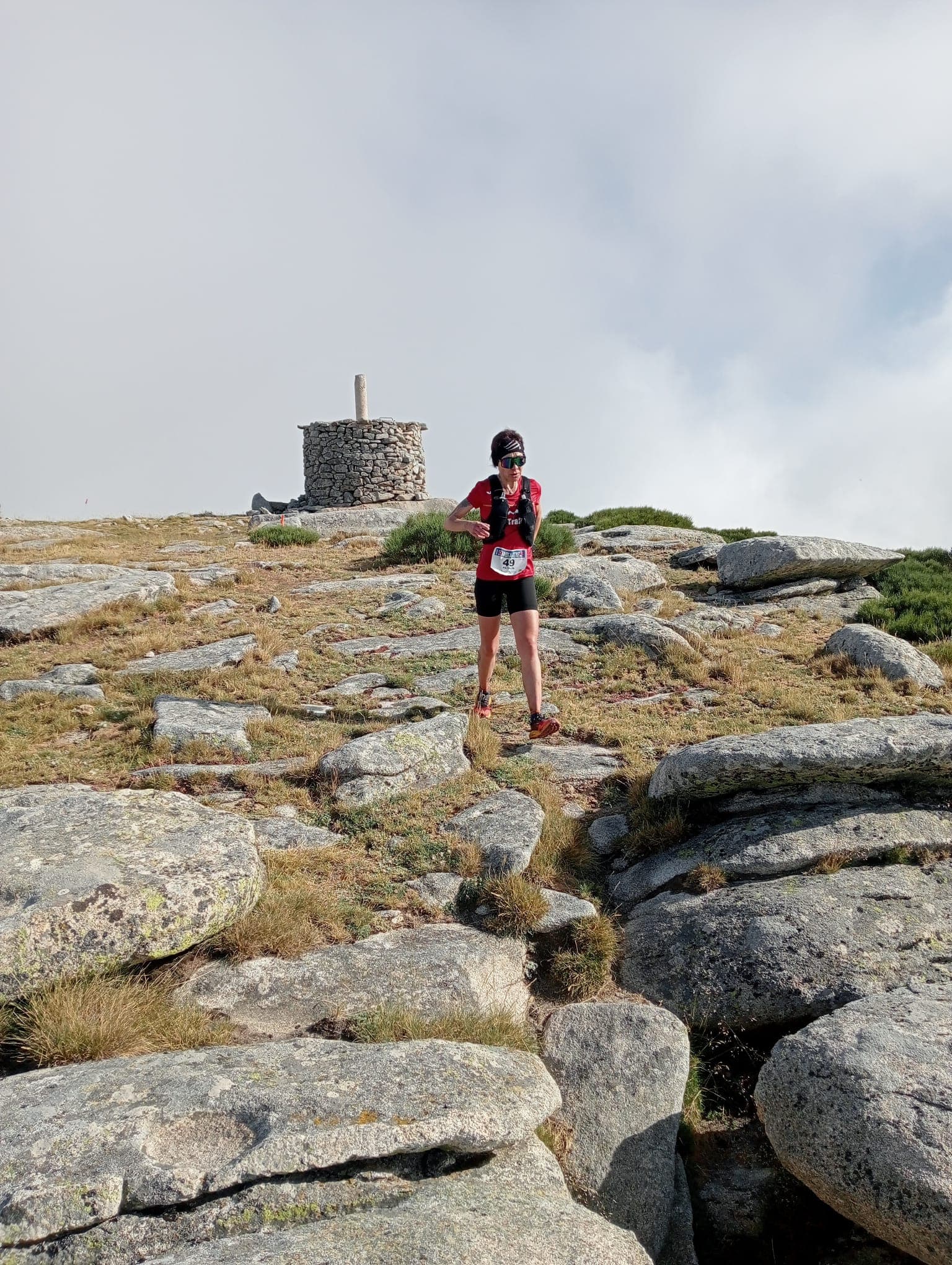 Corredora desdendiendo la cima de Serrota